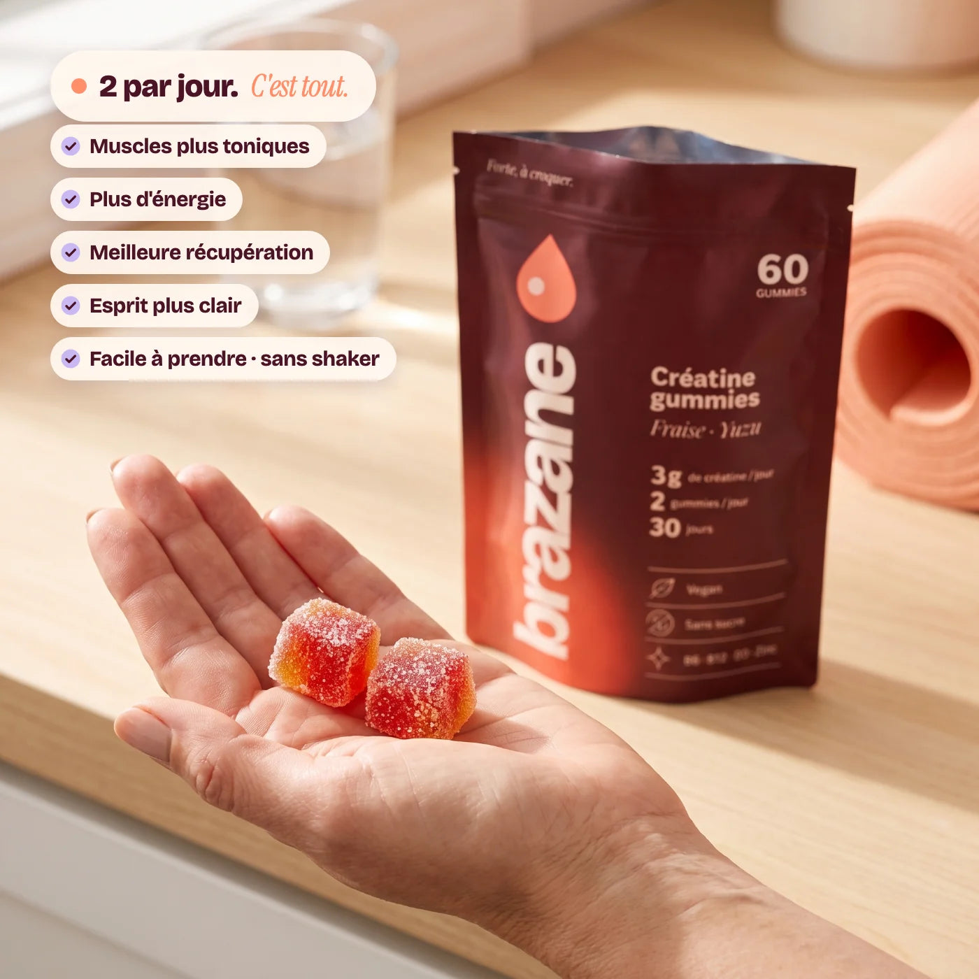 Deux gummies dans la main : 2 par jour, c'est tout — muscles plus toniques, plus d'énergie, meilleure récupération, esprit plus clair